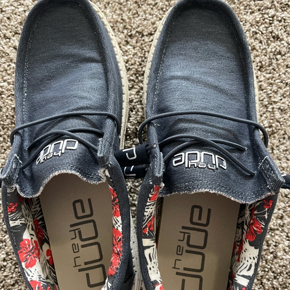 Hey Dudes men’s size 9 BRAND NEW